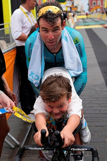 El ciclista británico Mark Cavendish celebra con su hijo el final del Tour de Francia. 