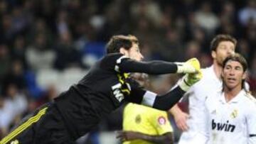 <b>UN MURO. </b>Casillas salió de puños en una falta botada por Borja Valero en una de las escasas ocasiones en las que tuvo que intervenir ayer.