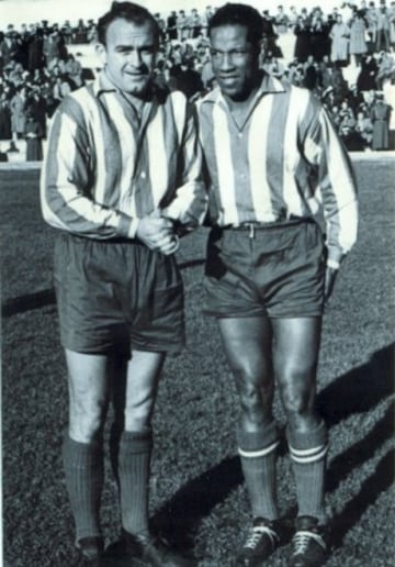 Alfredo Di Stéfano con Ben Barek con la camiseta del Atlético de Madrid en el homenaje a Escudero. 