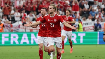 Frankfurt Am Main (Germany), 20/06/2024.- Morten Hjulmand of Denmark celebrates scoring the 1-1 goal during the UEFA EURO 2024 group C match between Denmark and England, in Frankfurt Main, Germany, 20 June 2024. (Dinamarca, Alemania) EFE/EPA/ABEDIN TAHERKENAREH