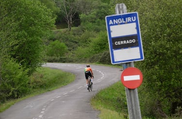 El paso tras Viapará con el cártel en el que ya aparece Angliru y en ese momento ‘cerrado’, por mantenimiento y limpieza de cara a La Vuelta Femenina. AS y la propia Vuelta obtuvieron permiso para hacer la subida con Alicia Gónzalez antes de que la carrera femenina escriba una nueva página en la historia.