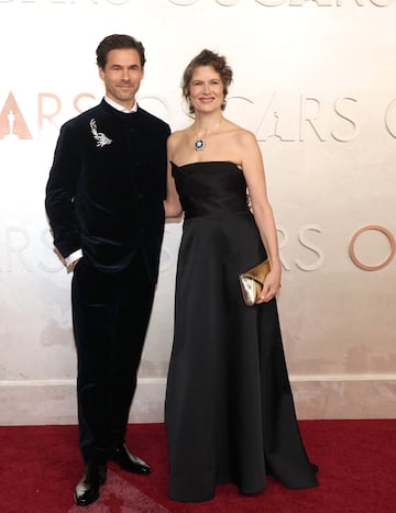 Clement Ducol y Camille posan en la alfombra roja del Dolby Theatre.