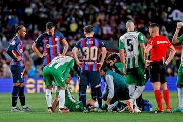 Lesión de Joaquín. El centrocampista verdiblanco abandona el terreno de juego en el minuto 80 por un dolor en la rodilla. El Betis juega con 9 futbolistas el resto del partido, no lo quedan cambios.