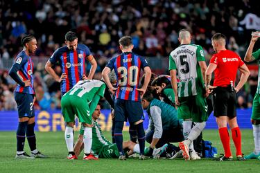 Lesión de Joaquín. El centrocampista verdiblanco abandona el terreno de juego en el minuto 80 por un dolor en la rodilla. El Betis juega con 9 futbolistas el resto del partido, no lo quedan cambios.