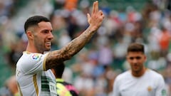 ELCHE (ALICANTE), 29/04/2023.- Tete Morente (i), centrocampista del Elche, celebra su gol durante el partido de la jornada 32 de LaLiga Santander que disputan Elche y Rayo Vallecano este sábado en estadio Martínez Valero de Elche. EFE/Manuel Lorenzo
