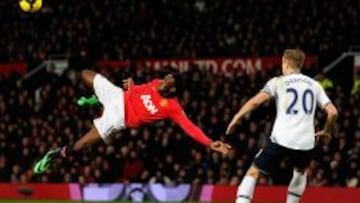 Welbeck remata en postura acrobática.