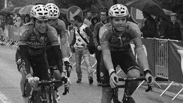 Wout Van Aert y Michael Goolaerts ruedan juntos durante una carrera.