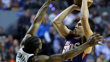 Jan 14, 2017; Mexico City, MEXICO; Phoenix Suns cguard Devin Booker (1) shoots against San Antonio Spurs forward Kawhi Leonard (2) during the NBA game at the Mexico City Arena. Mandatory Credit: Josx8E Mx8Endez/EFE via USA TODAY Sports