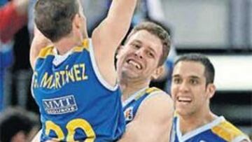 <b>HÉROE. </b>Sostenido por Pancho Jasen, Gonzalo Martínez festeja la victoria y su triple ganador.