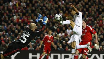 Raúl busca un remate ante la salida de Pepe Reina, durante una visita del Real Madrid a Anfield, el 10 de marzo de 2009.