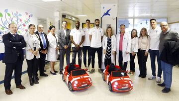 Los jugadores del Granada con Antonio Monterrubio en el Hospital Virgen de las Nieves.