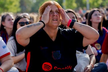 Decepción de los seguidores azulgranas que vieron el encuentro en una pantalla gigante.