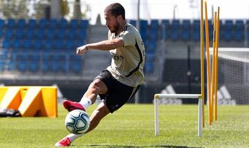 Hazard, con el balón este lunes en Valdebebas.