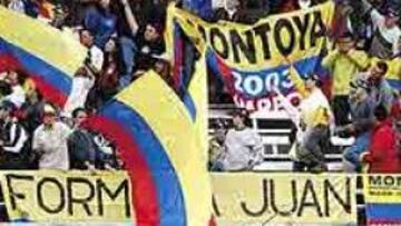<b>FIESTA EN LA TRIBUNA.</B> Los colombianos ponen color y alegría en Indianapolis para animar a Montoya.