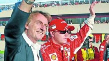 <b>ARRIVEDERCI. </b>Montezemolo parece estar despidiendo a Raikkonen de la afición de Ferrari.