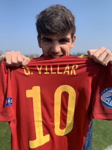 Gonzalo Villar posa para AS en Eslovenia con la camiseta que usará contra Italia este sábado.