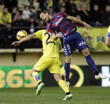 Gerard Moreno disputa el balón a Borja Ekiza.