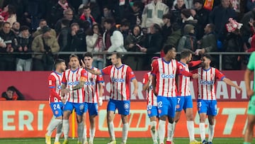 GIRONA, 03/01/2024.- Los jugadores del Girona celebran su cuarto gol durante el encuentro correspondiente a la jornada 19 de LaLiga EA Sports que Girona y Atlético de Madrid han disputado hoy miércoles en el estadio Montilivi, en Girona. EFE / Siu Wu.
