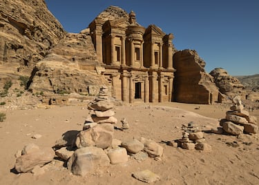 Tallada en roca por los nabateos, un antiguo pueblo árabe que vivió en la región de Jordania, Siria y Arabia entre los siglos IV a.C. y II d.C., Petra se alza en un valle árido rodeado de montañas desérticas. Su arquitectura monumental y color rosado la convierten en un oasis cultural en medio de la nada.