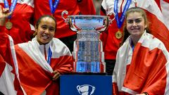 SEVILLA, 12/11/2023.- Las tenistas canadienses Leylah Fernández (i) y Marina Stakusic posan con el trofeo, tras su victoria ante Italia en la final de la Billie Jean King Cup disputada este domingo en Sevilla. EFE/Raúl Caro
