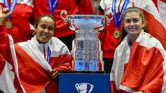 SEVILLA, 12/11/2023.- Las tenistas canadienses Leylah Fernández (i) y Marina Stakusic posan con el trofeo, tras su victoria ante Italia en la final de la Billie Jean King Cup disputada este domingo en Sevilla. EFE/Raúl Caro
