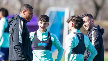 Baptista dialoga con Víctor y Pascu en un entrenamiento.