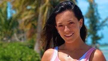 La kitesurfista española Rita Arnaus con un bañador de Barebells, su patrocinador, en Puerto Rico, con la cometa de kitesurf al fondo.
