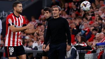 BILBAO, 08/11/2022.- El entrenador del Athletic, Ernesto Valverde (d), reacciona durante el encuentro de la decimocuarta jornada de la Liga Santander entre el Athletic Club y el Real Valladolid disputado este martes en el estadio de San Mamés, en Bilbao. EFE/ Miguel Toña