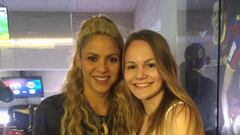 Shakira y su fan Charlotte en el Camp Nou, la joven alemana ganadora del Reto Chantaje.