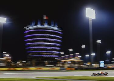 Max Verstappen de Red Bull durante la carrera de Fórmula 1 del Gran Premio de Bahréin en el circuito de Sakhir.