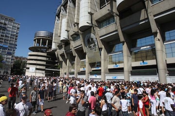 Aficionados sel Real Madrid en los alrededores del Estadio Santiago BernabÃé.