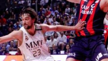 Llull lucha un balón con Lampe.