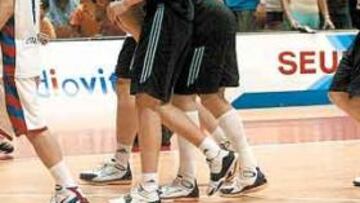 <b>MALA ACTITUD. </b>Algunos espectadores vitorianos no encajaron bien la victoria madridista y lanzaron objetos al acabar el encuentro.