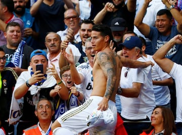 OCTUBRE: James se lanza hacia la afición para celebrar el gol contra Granada.