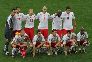 El once de Suiza. Arriba, de izquierda a derecha posan: Benaglio, Derdiyok, Grichting, Senderos, Nkufo y Huggel. Abajo, y en el mismo sentido: Inler, Lichsteiner, Ziegler, Barnetta y Gelson. Más de la mitad de los jugadores son hijos de inmigrantes (miembros de la segunda generación de inmigrantes)...