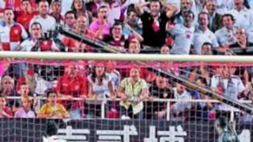 <b>ESPECTACULAR. </b>Casillas voló desde el palo izquierdo al derecho y le paró a Perotti un balón que el público ya veía dentro.