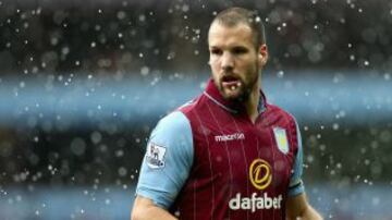 Ron Vlaar, que fue tercero del Mundial 2014 con Holanda, dejará de ser jugador del Aston Villa y podría irse al Ajax.