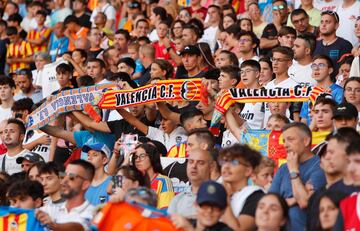 Alrededor de 10.000 aficionados se concentraron en Mestalla para dar la bienvenida a los nuevos fichajes del Valencia.  