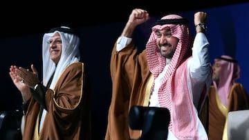 El ministro de deportes y juventud, Abdulaziz bin Turki al Faisal al Saud celebra la consecución de la organización del Mundial.