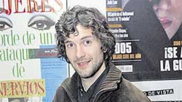 <b>BALÓN Y CELULOIDE. </b>Carlos Marañón posa en su oficina junto a su libro, 'Fútbol y Cine'.