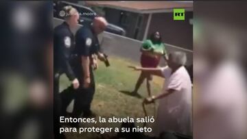 ¡Anciana de 90 años sale en defensa de su nieto cuando los policías lo encañonaban!