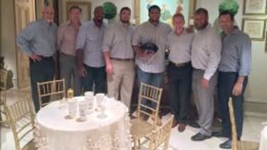 El mayo tuvo lugar en casa de Jerry Jones una reunión que puede cambiar el futuro de la franquicia. De izquierda a derecha, Frank Pollack, Jason Witten, Tyron Smith, Zack Martin, La'el Collins, Jason Garrett, Travis Frederick y Tony Romo.