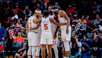 Atlanta (United States), 16/11/2023.- The New York Knicks huddle during a timeout against the Atlanta Hawks during the second half of the NBA basketball game between the New York Knicks and the Atlanta Hawks at State Farm Arena in Atlanta, Georgia, USA, 15 November 2023. (Baloncesto, Nueva York) EFE/EPA/ERIK S. LESSER SHUTTERSTOCK OUT