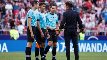 Atlético Madrid head coach Diego Simeone complains to referee Jesús Gil Manzano after Los Rojiblancos' LaLiga draw with Athletic Club on Saturday.