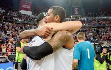 Luka Doncic y Trey Thompkins.