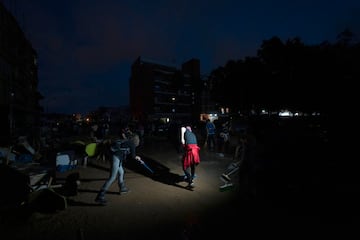 Varias personas limpian los estragos ocasionados por la DANA en Benetusser, Valencia.