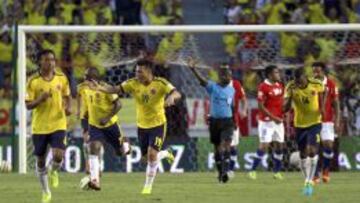 Te&oacute;filo celebra el descuento ante Chile, en Barranquilla, en las eliminatorias a Brasil 2014.