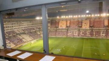 <b>POLÉMICA. </b>Cabina de radio vacía en el estadio de Zorrilla, Valladolid.