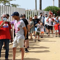 Colas en el primer día de renovaciones