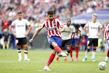 El jugador del Atlético de Madrid, Diego Costa, marca de penalti el 1-0 al Valencia. 